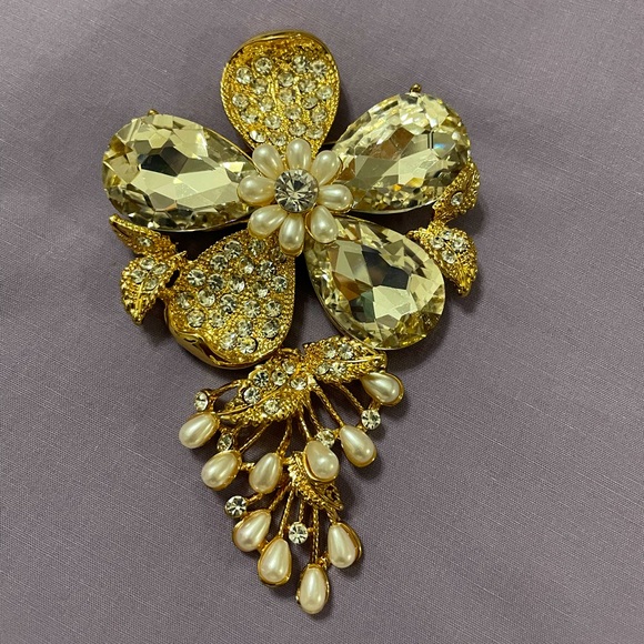 Pearl flower brooch pin - Picture 2 of 4